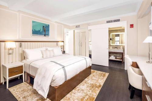 Estudio Deluxe Plus con cama extragrande del hotel Hilton Club The Quin New York. Foto 2