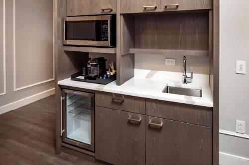 Suite con 1 dormitorio, cama extragrande y sofá cama - Ático del hotel Hilton Club The Quin New York. Foto 2