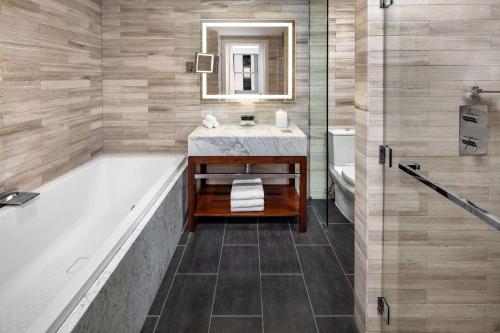 Suite Premier con 1 dormitorio, cama extragrande y sofá cama del hotel Hilton Club The Quin New York