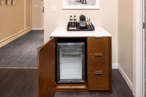 Suite Premier con 1 dormitorio, cama extragrande y sofá cama del hotel Hilton Club The Quin New York. Foto 1