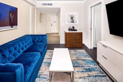 Suite Premier con 1 dormitorio, cama extragrande y sofá cama del hotel Hilton Club The Quin New York. Foto 2