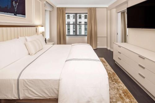 Suite Premier con 1 dormitorio, cama extragrande y sofá cama del hotel Hilton Club The Quin New York. Foto 5