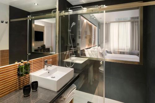 Habitación Melia - Cama grande del hotel Melia Avenida América. Foto 1