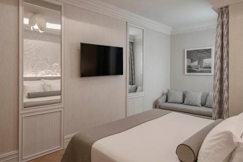 Habitación Vincci con sofá del hotel Vincci Madrid Centrum