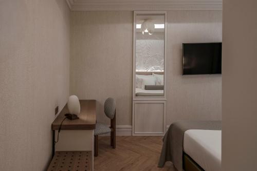 Habitación Vincci con sofá del hotel Vincci Madrid Centrum. Foto 2