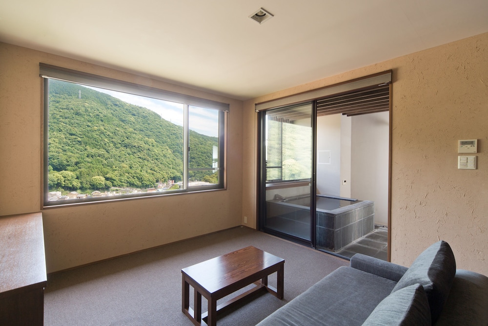 Habitación con 2 camas individuales (w/Private Open - airBath only13yrsAbove) del hotel Aura Tachibana. Foto 1