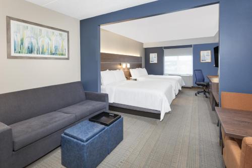 Suite con dos camas Queen del hotel Holiday Inn Express and Suites Riverhead - Long Island by IHG