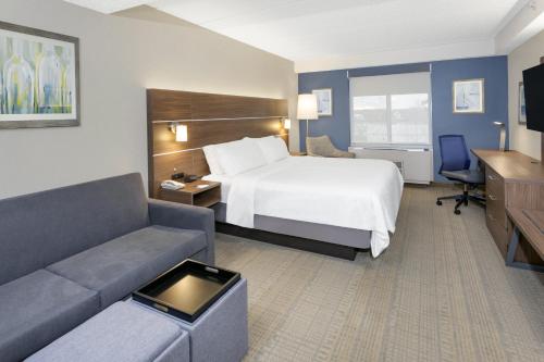 Suite King con sofá cama del hotel Holiday Inn Express and Suites Riverhead - Long Island by IHG
