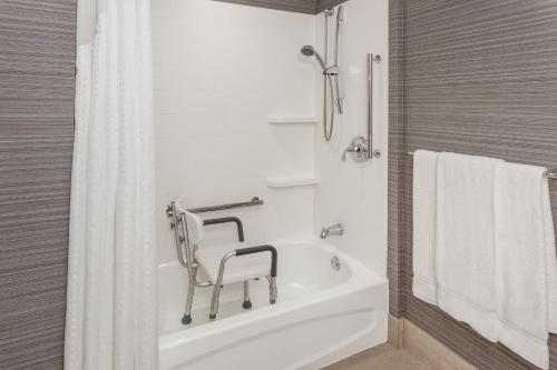 Suite King con sofá cama - Adaptado para personas con discapacidad auditiva del hotel Holiday Inn Express and Suites Riverhead - Long Island by IHG