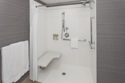 Habitación Queen con dos camas Queen, accesible auditivamente, con ducha a ras de suelo - No fumadores del hotel Holiday Inn Express and Suites Riverhead - Long Island by IHG