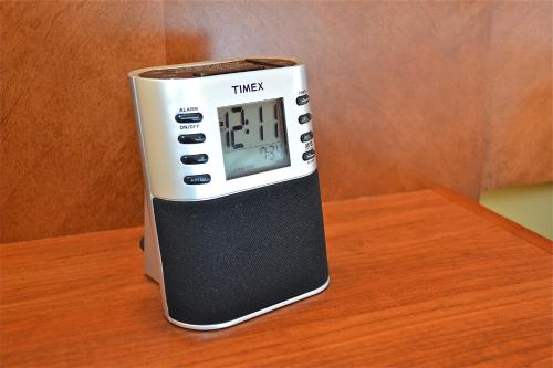 Habitación con 2 camas grandes y vistas al agua del hotel Hyatt Place Long Island East End