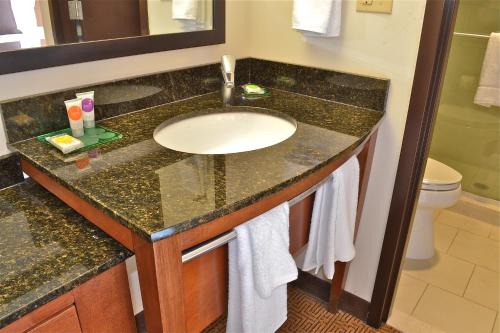 Habitación con 2 camas grandes y vistas al agua del hotel Hyatt Place Long Island East End. Foto 2