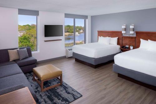 Habitación con 2 camas grandes y vistas al agua del hotel Hyatt Place Long Island East End. Foto 5