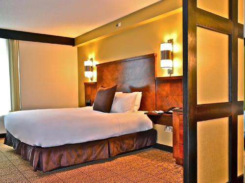 Habitación con cama extragrande, sofá cama y vistas al agua del hotel Hyatt Place Long Island East End. Foto 1