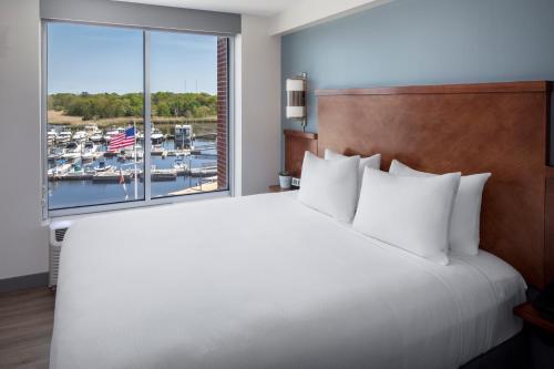 Habitación con cama extragrande, sofá cama y vistas al agua del hotel Hyatt Place Long Island East End. Foto 3