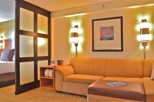 Habitación con cama extragrande, sofá cama y vistas al agua del hotel Hyatt Place Long Island East End. Foto 5