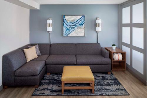 Habitación con cama grande, sofá cama y ducha accesible en silla de ruedas - Adaptada para personas con discapacidad del hotel Hyatt Place Long Island East End. Foto 6