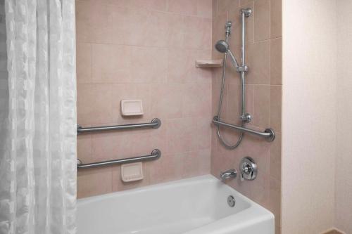 Habitación con cama grande, sofá cama y ducha accesible en silla de ruedas - Adaptada para personas con discapacidad del hotel Hyatt Place Long Island East End. Foto 8