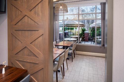 Habitación con cama extragrande y sofá cama del hotel Hyatt Place Long Island East End. Foto 2