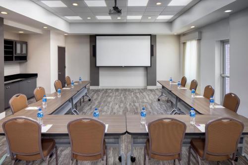 Habitación con cama extragrande y sofá cama del hotel Hyatt Place Long Island East End. Foto 3