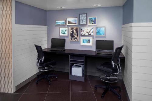 Habitación con cama extragrande y sofá cama del hotel Hyatt Place Long Island East End. Foto 4