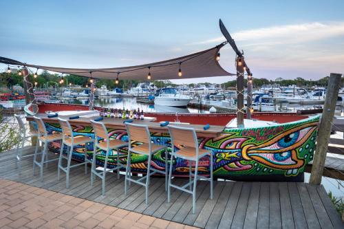 Habitación con cama extragrande y sofá cama del hotel Hyatt Place Long Island East End. Foto 5