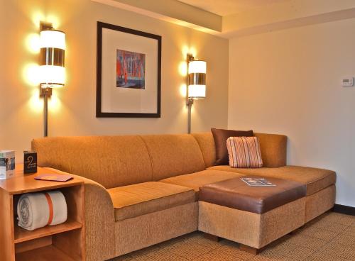 Habitación con cama extragrande y sofá cama del hotel Hyatt Place Long Island East End. Foto 12