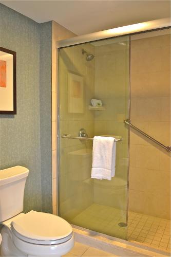 Habitación con cama extragrande y sofá cama del hotel Hyatt Place Long Island East End. Foto 14