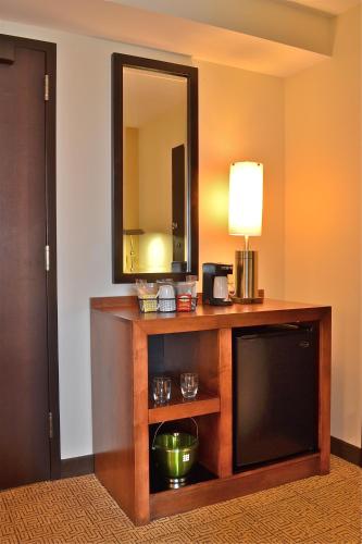 Habitación con cama extragrande y sofá cama del hotel Hyatt Place Long Island East End. Foto 16