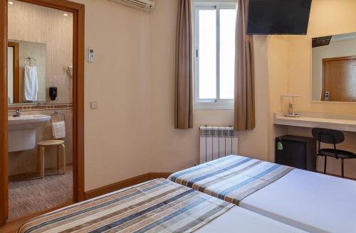 Habitación Doble Económica del hotel Mediodia. Foto 2