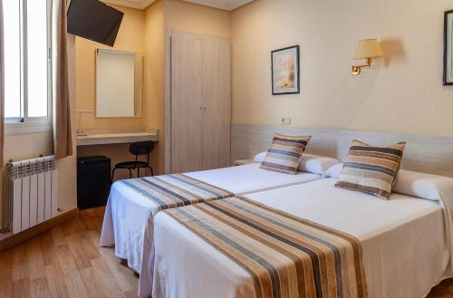 Habitación Doble Económica del hotel Mediodia. Foto 3