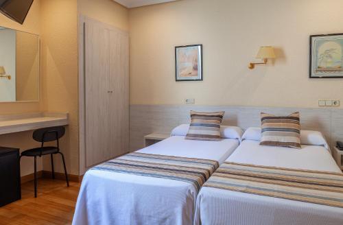 Habitación Doble Económica del hotel Mediodia. Foto 4