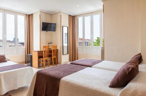 Habitación Triple del hotel Mediodia. Foto 1