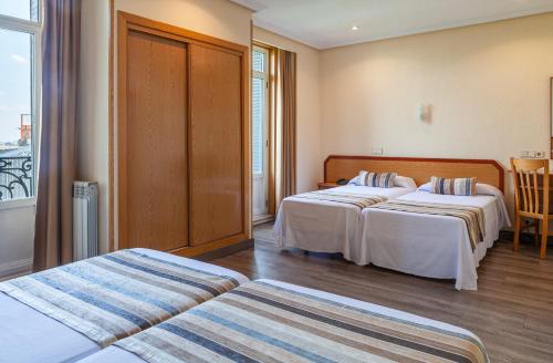 Habitación cuádruple del hotel Mediodia. Foto 6