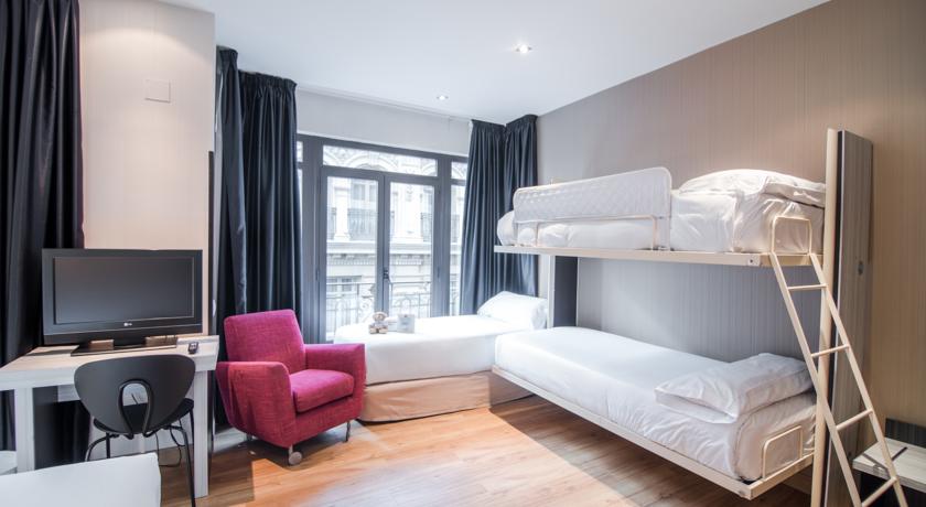 Habitación triple del hotel Petit Palace Chueca