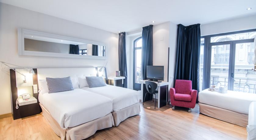 Habitación quíntuple del hotel Petit Palace Chueca. Foto 2