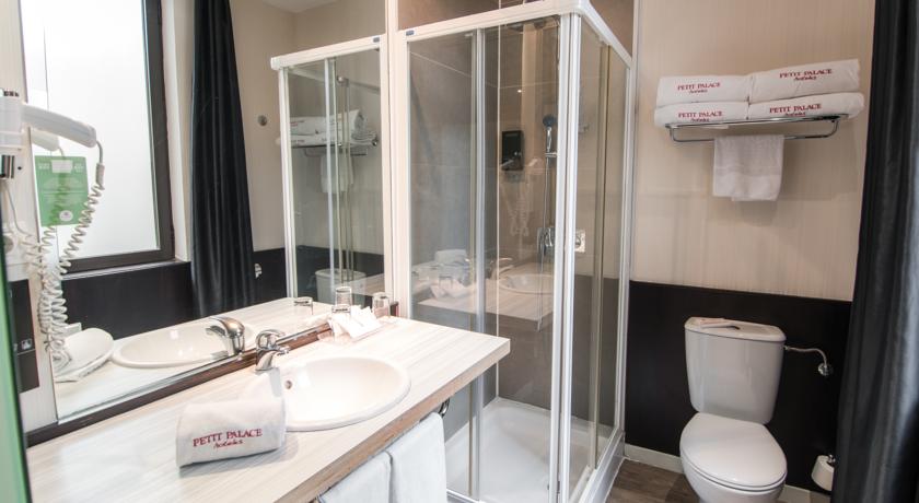 Habitación familiar del hotel Petit Palace Chueca. Foto 1