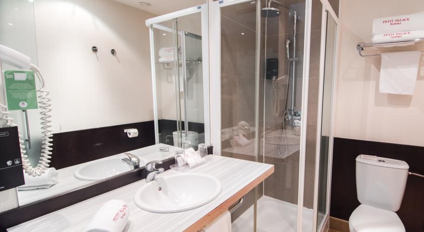 Habitación doble del hotel Petit Palace Chueca. Foto 3