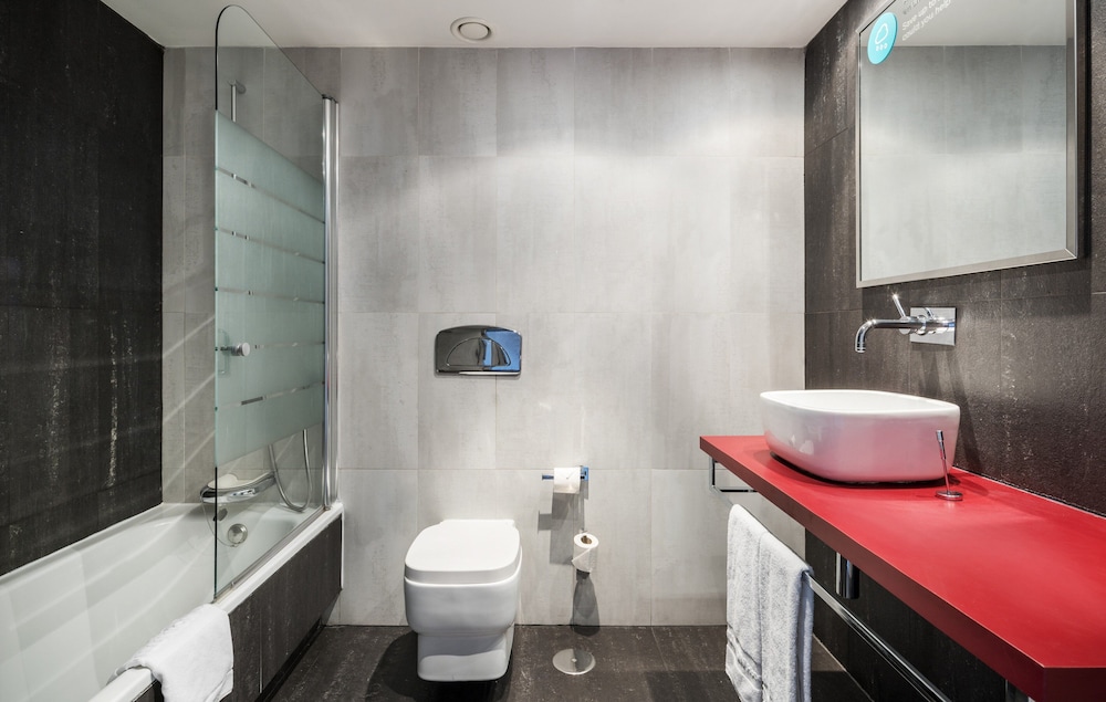Habitación doble del hotel Ilunion Suites Madrid. Foto 6
