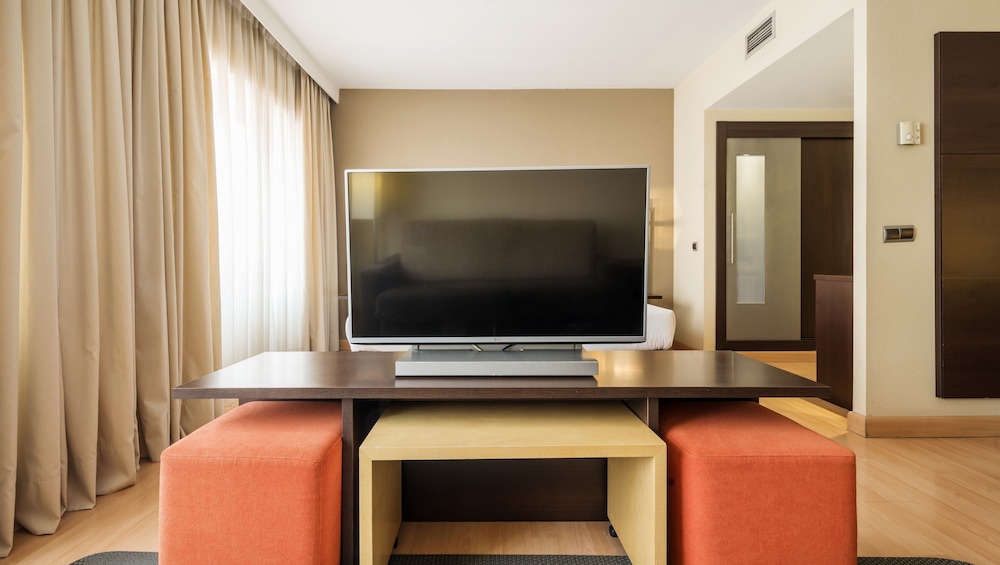 Habitación triple del hotel Ilunion Suites Madrid. Foto 1