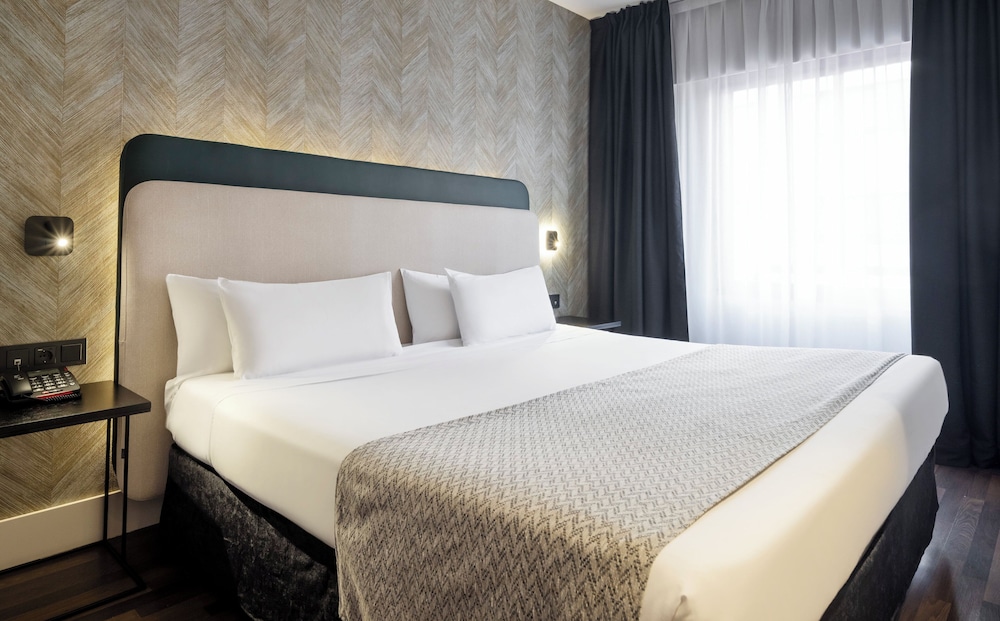 Habitación triple del hotel Ilunion Suites Madrid. Foto 4