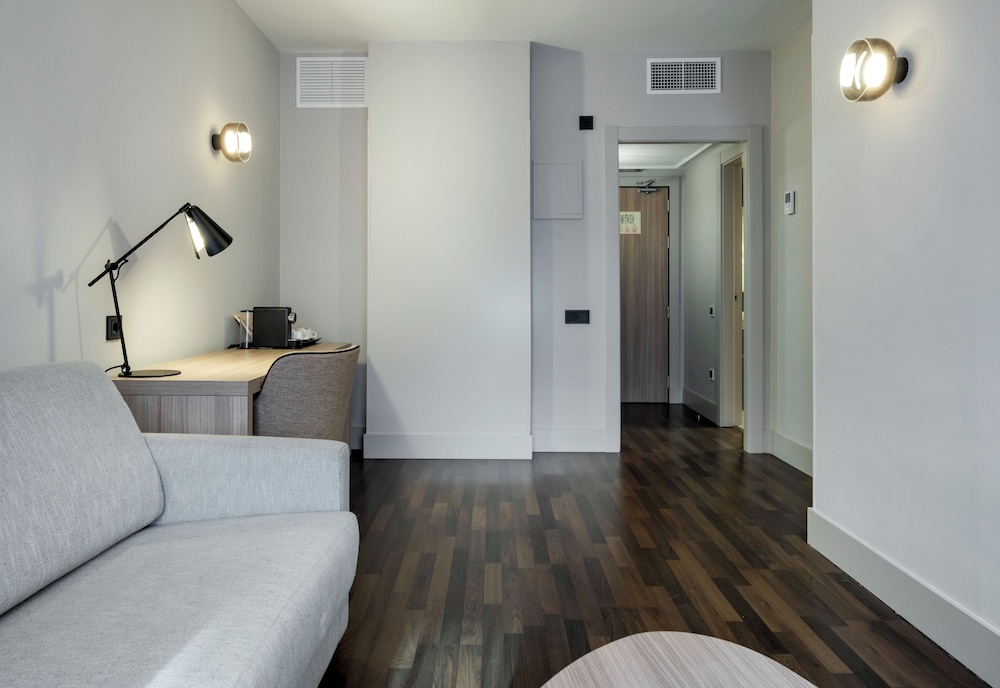 Habitación cuádruple del hotel Ilunion Suites Madrid. Foto 2