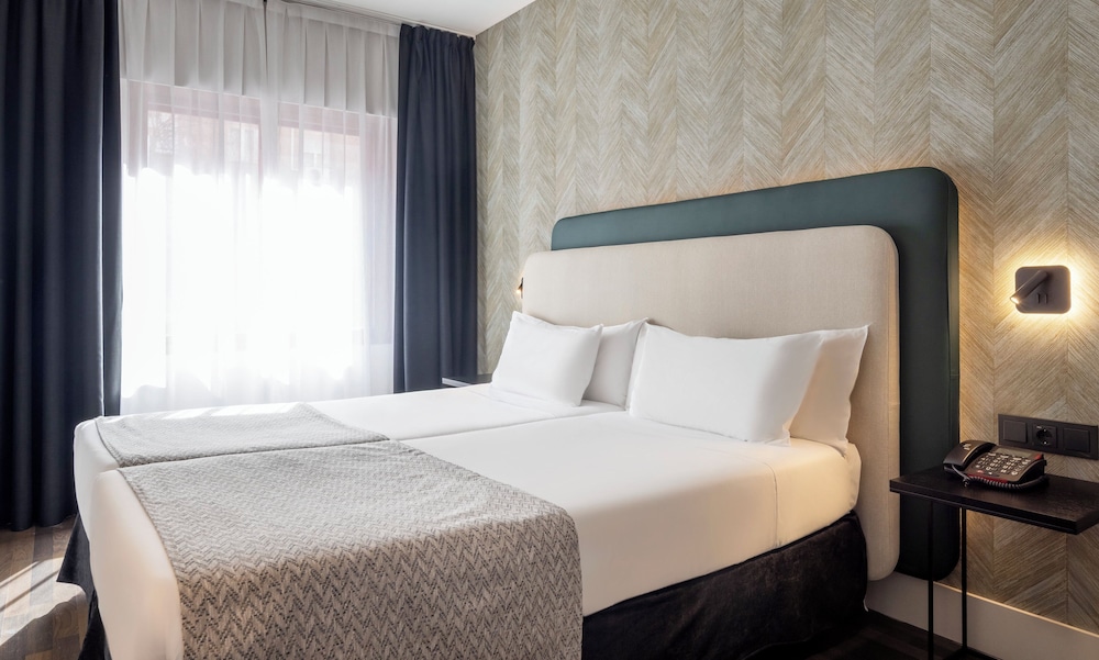 Habitación cuádruple del hotel Ilunion Suites Madrid. Foto 3