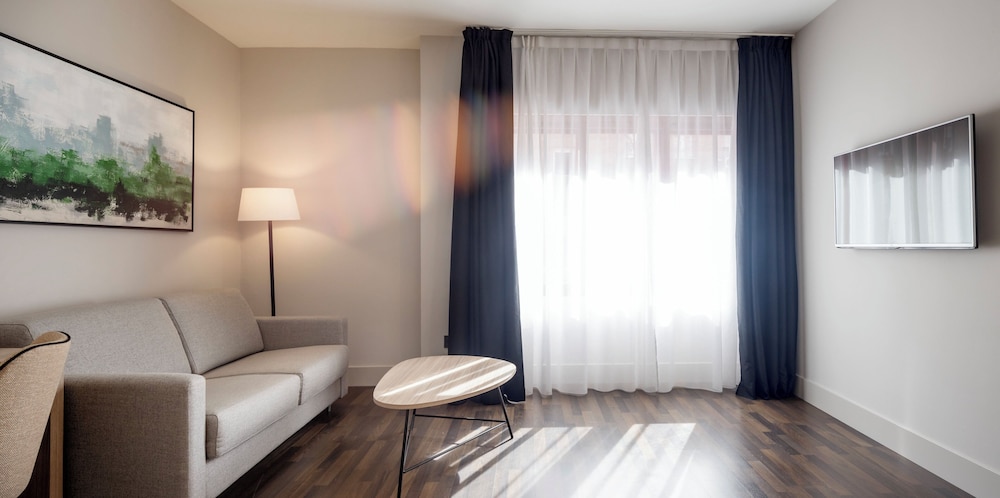 Habitación cuádruple del hotel Ilunion Suites Madrid. Foto 6