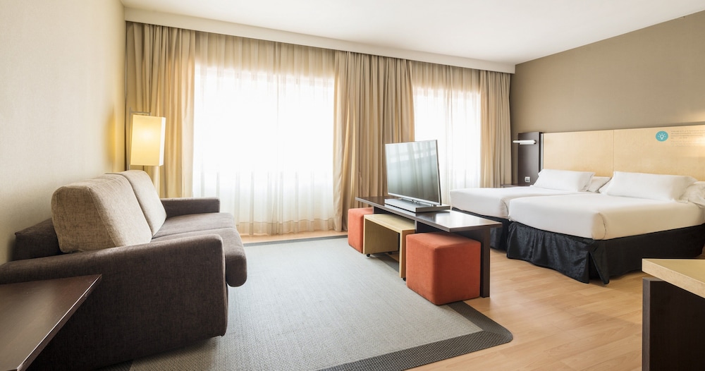 Habitación familiar del hotel Ilunion Suites Madrid. Foto 3