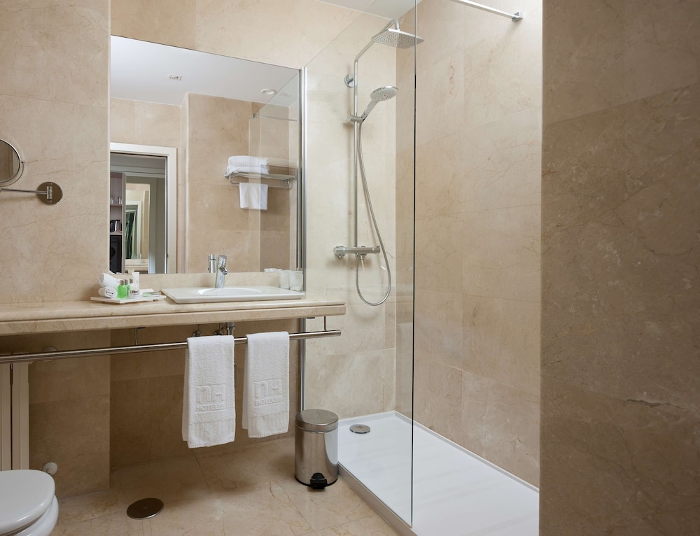 Habitación superior del hotel NH Collection Madrid Abascal. Foto 7