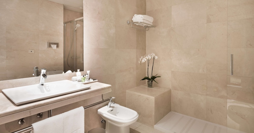 Habitación superior del hotel NH Collection Madrid Abascal. Foto 8