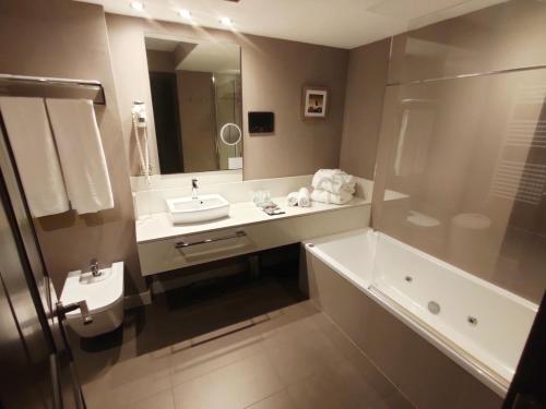 Habitación Doble Confort - 1 o 2 camas del hotel Costa Esmeralda Suites. Foto 3
