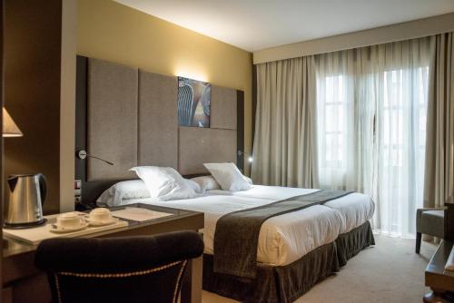 Habitación Doble Confort - 1 o 2 camas del hotel Costa Esmeralda Suites. Foto 8