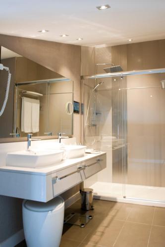 Habitación Doble Confort con bañera de hidromasaje del hotel Costa Esmeralda Suites. Foto 2